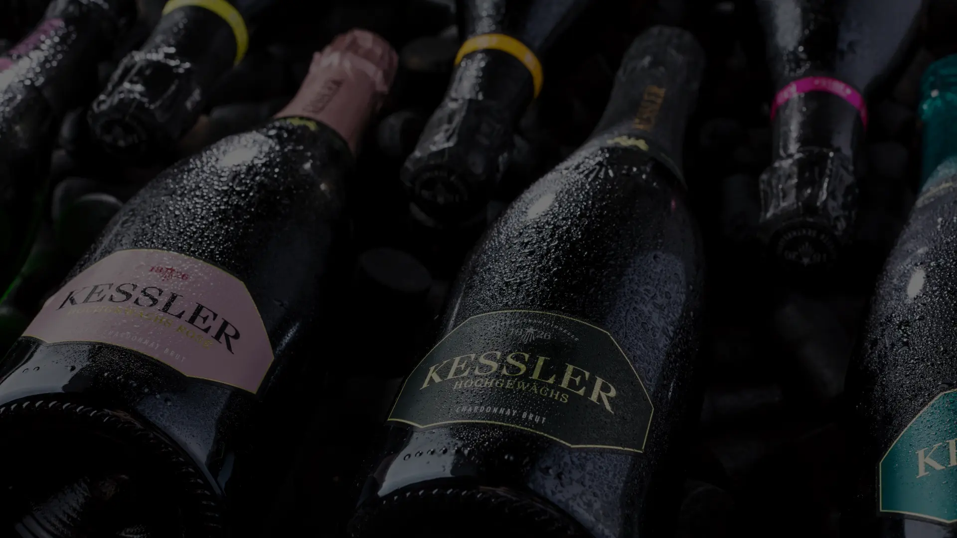 Nahaufnahme von eisgekühlten KESSLER Sekt-Flaschen verschiedener Serien