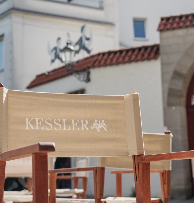 Kessler Sekt Bar: Außenbereich der KESSLER Erlebniswelt mit stilvollem Ambiente in Esslingen