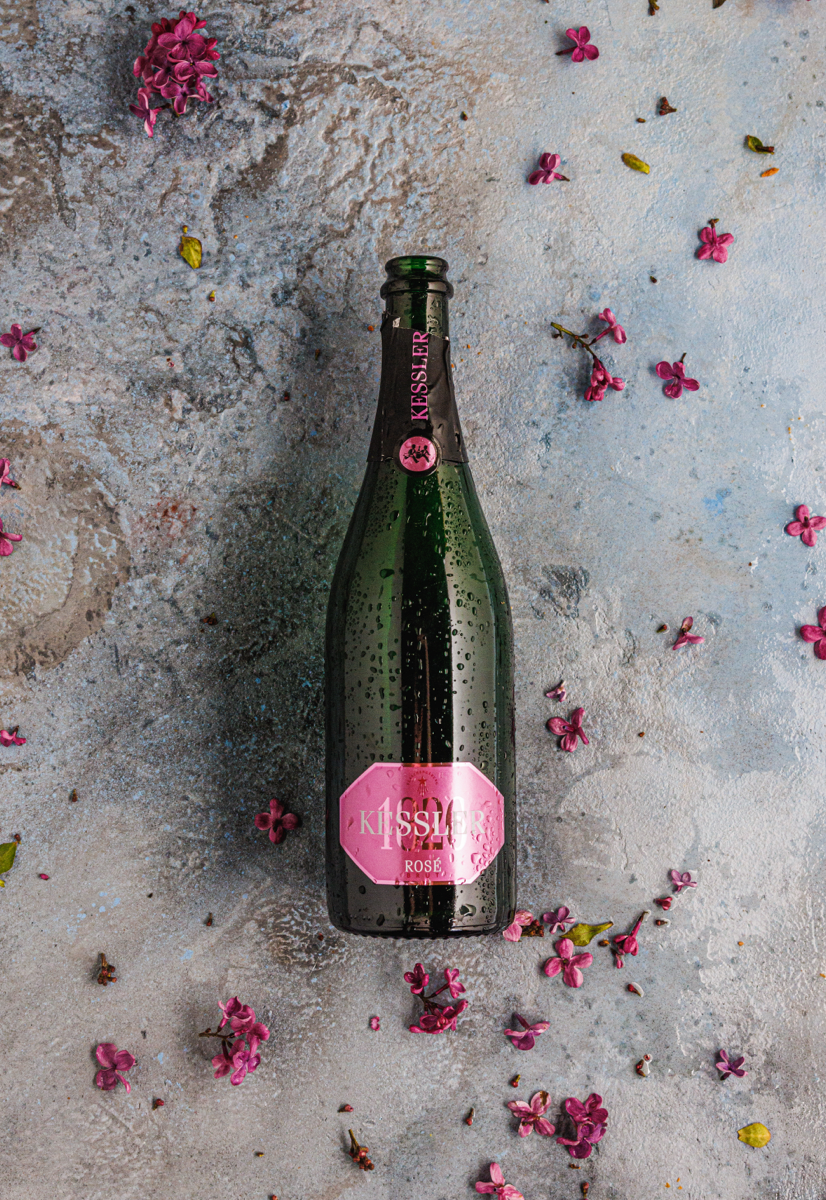 Kessler Sekt Bar: KESSLER Rosé Sekt mit feiner Perlage und elegantem Flaschendesign