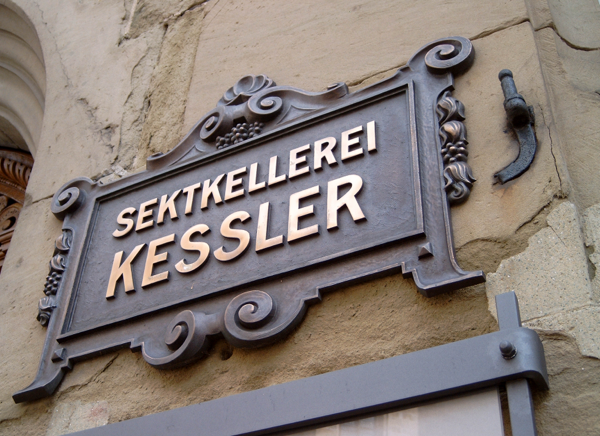 Sektkellerei KESSLER Schidl an der Eingangstüre
