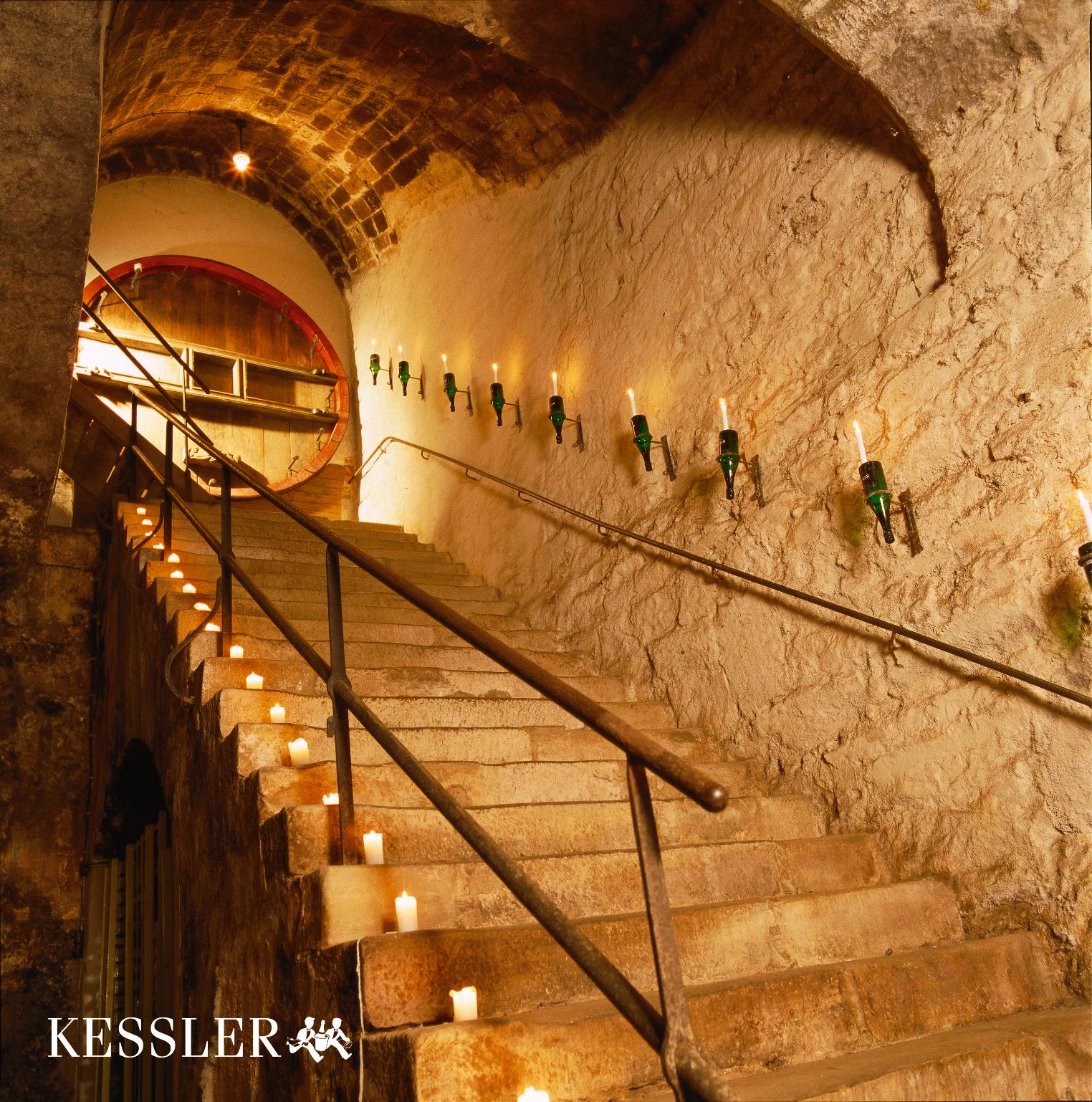 Alte steinerne Treppe im Gewölbekeller von KESSLER