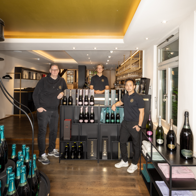 Kessler Sekt Karriere: Team der ältesten Sektkellerei Deutschlands im KESSLER Shop und Barbereich