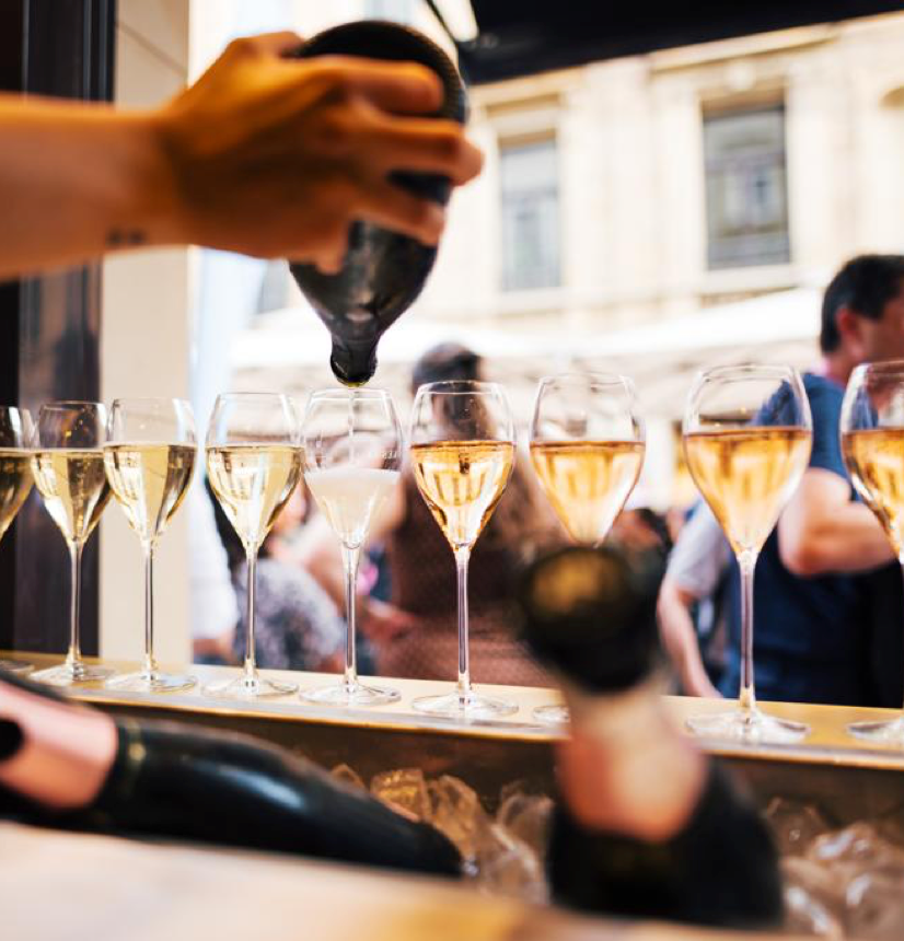 Kessler Sekt Bar: Einschenken von Premium Sekt in stilvollem Ambiente bei besonderen Genussmomenten